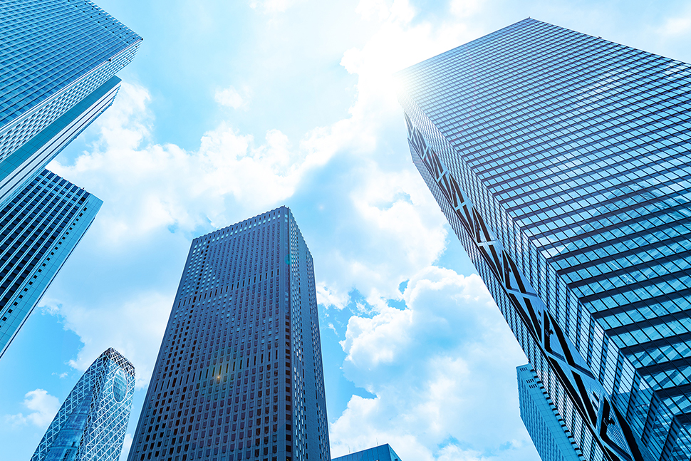 ビルメンテナンスで窓ガラスを服男性